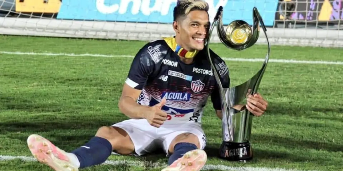 El delantero es el jugador estrella del equipo de Barranquilla, y pese a su expulsión le dieron un dineral por conseguir un nuevo trofeo para el club