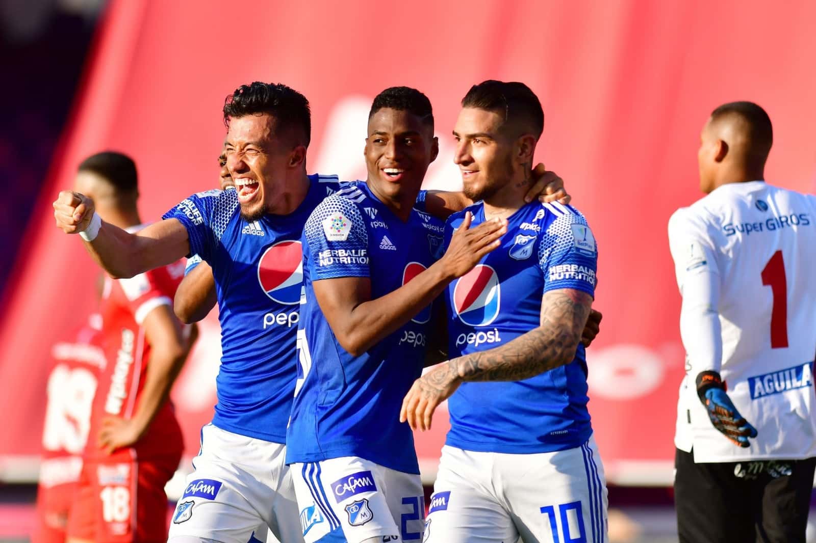 El Embajador se impuso por 2-1 ante el Escarlata y la serie se define en el Campín.