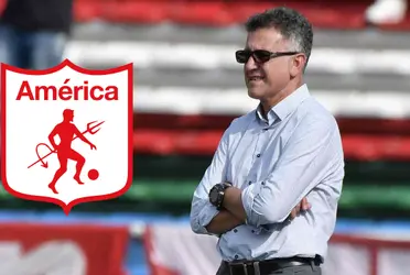 El entrenador establece un esquema que divide opiniones en las inmediaciones del fútbol colombiano