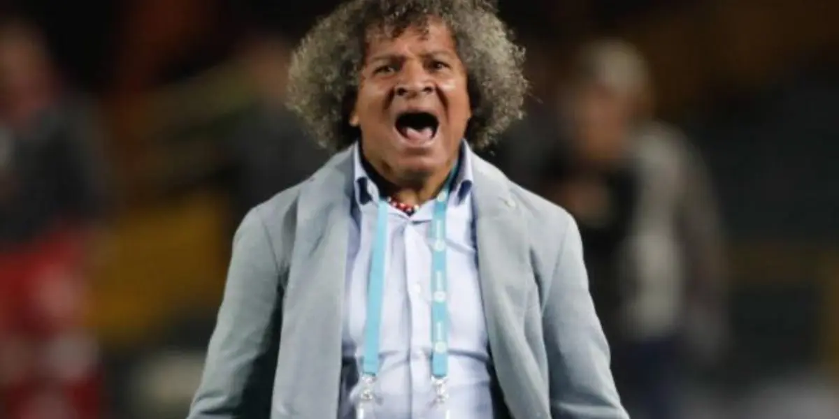 El entrenador se mostró en desacuerdo con la decisión del árbitro central.