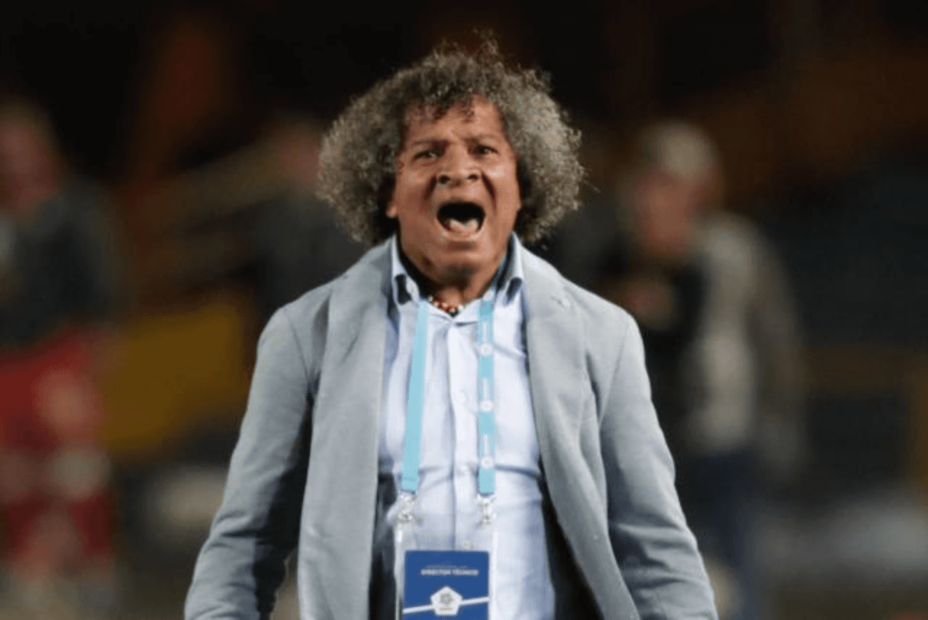 El entrenador se mostró en desacuerdo con la decisión del árbitro central.
