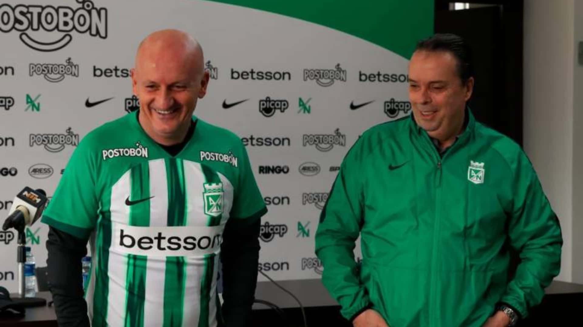 El entrenador uruguayo fue presentado oficialmente en Nacional (Foto tomada de El Colombiano)