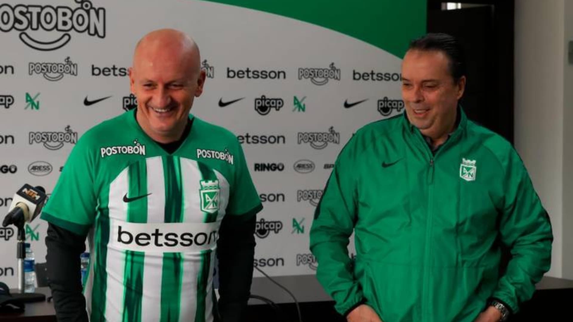 El entrenador uruguayo fue presentado oficialmente en Nacional (Foto tomada de El Colombiano)