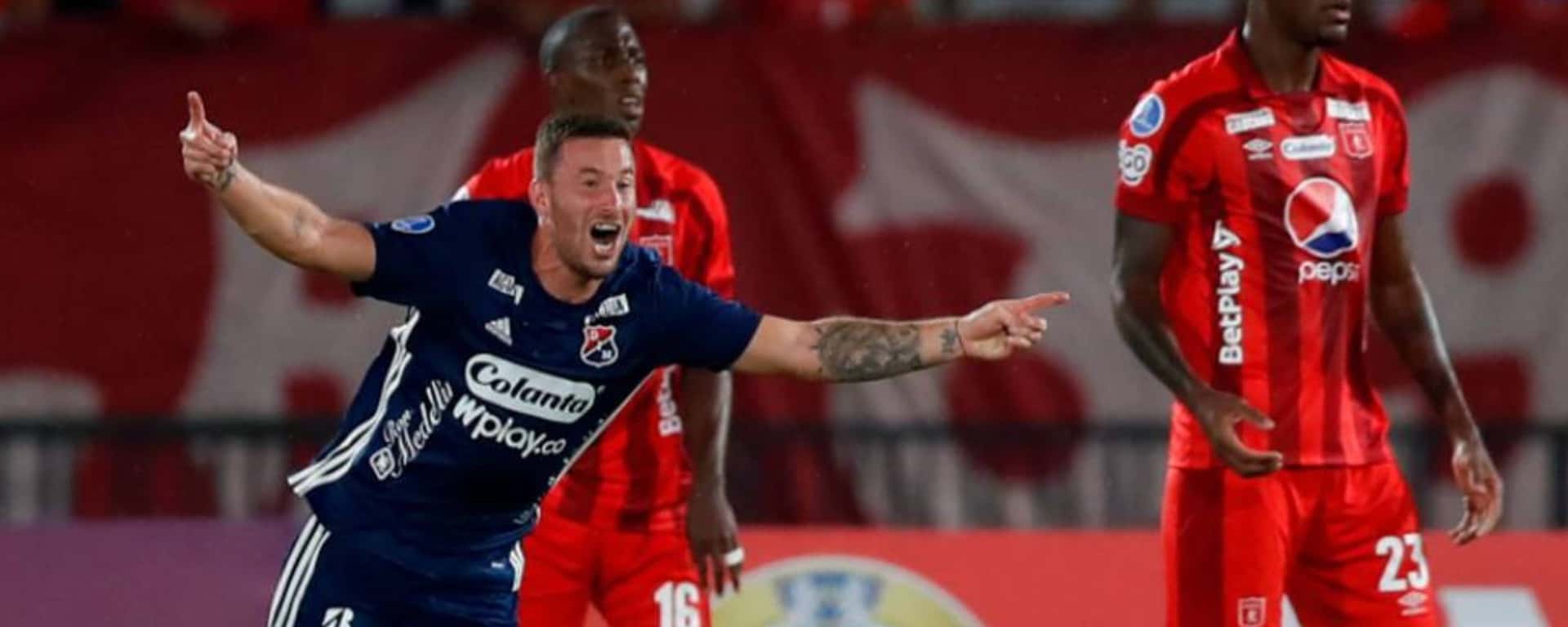 El equipo de Julio Comesaña recibe al Embajador luego de su victoria contra América de Cali.