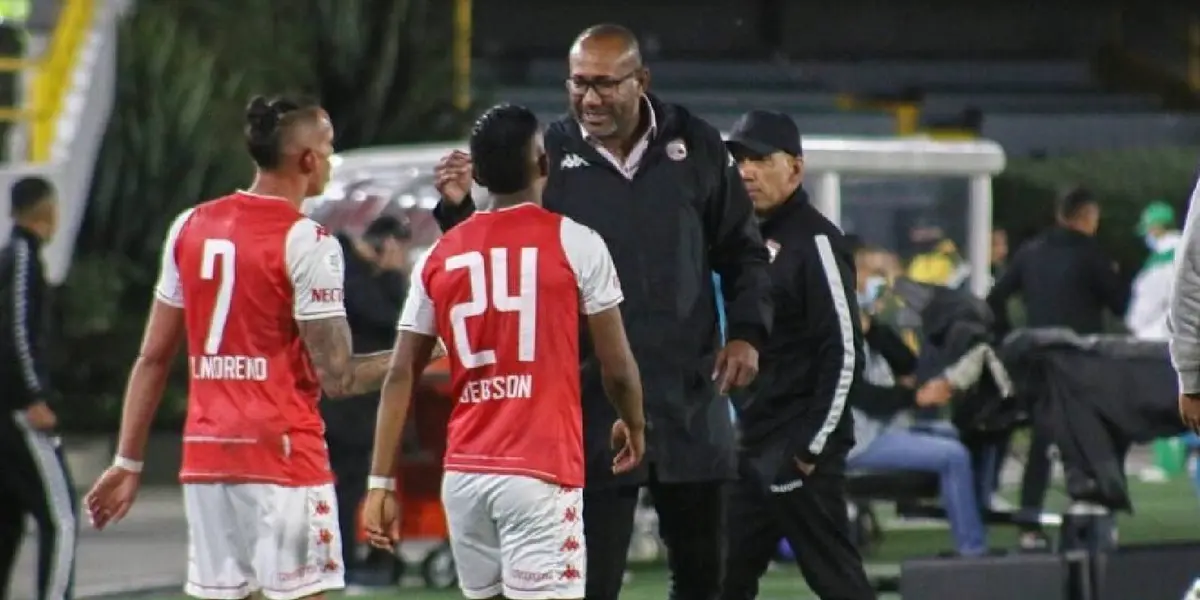 El ex jugador no estaba inscrito como entrenador, sin embargo fue quien dio las indicaciones en el terreno de juego.