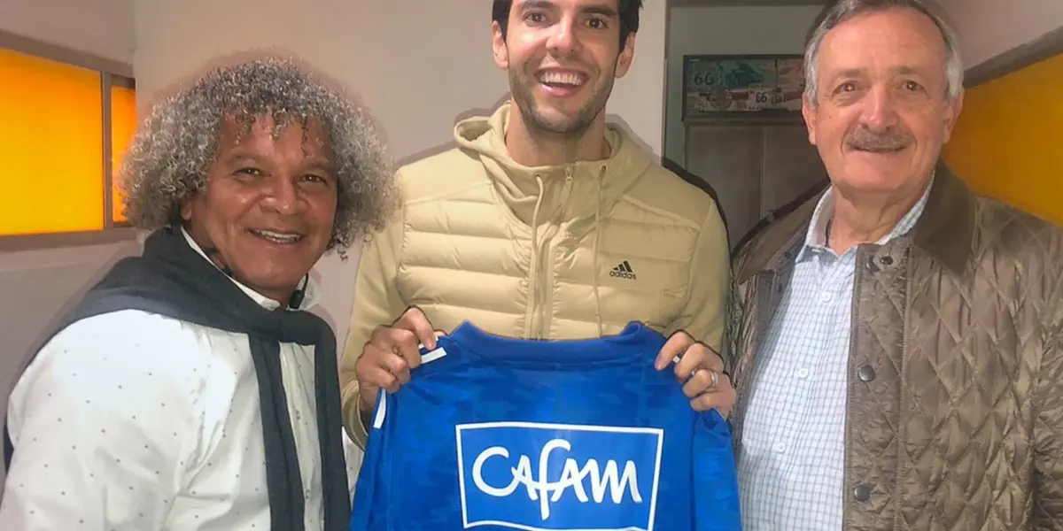 El exfutbolista brasileño asistió a un evento publicitario donde recibió la camiseta del cuadro embajador.