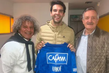 El exfutbolista brasileño asistió a un evento publicitario donde recibió la camiseta del cuadro embajador.