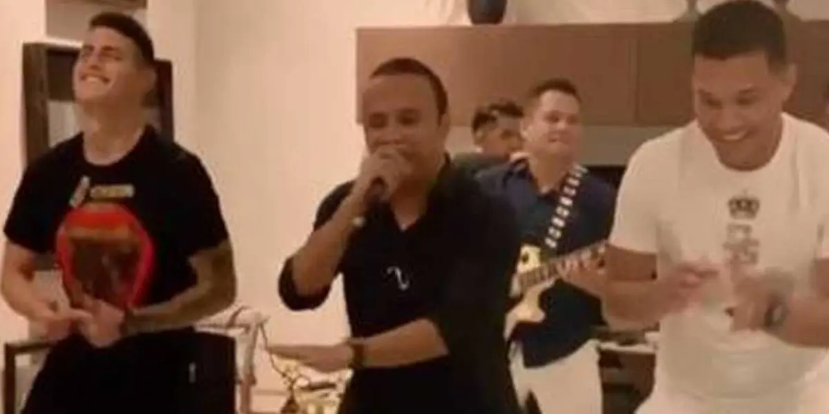 El exjugador de Selección Colombia fue captado en video mientras estaba en un bar.
