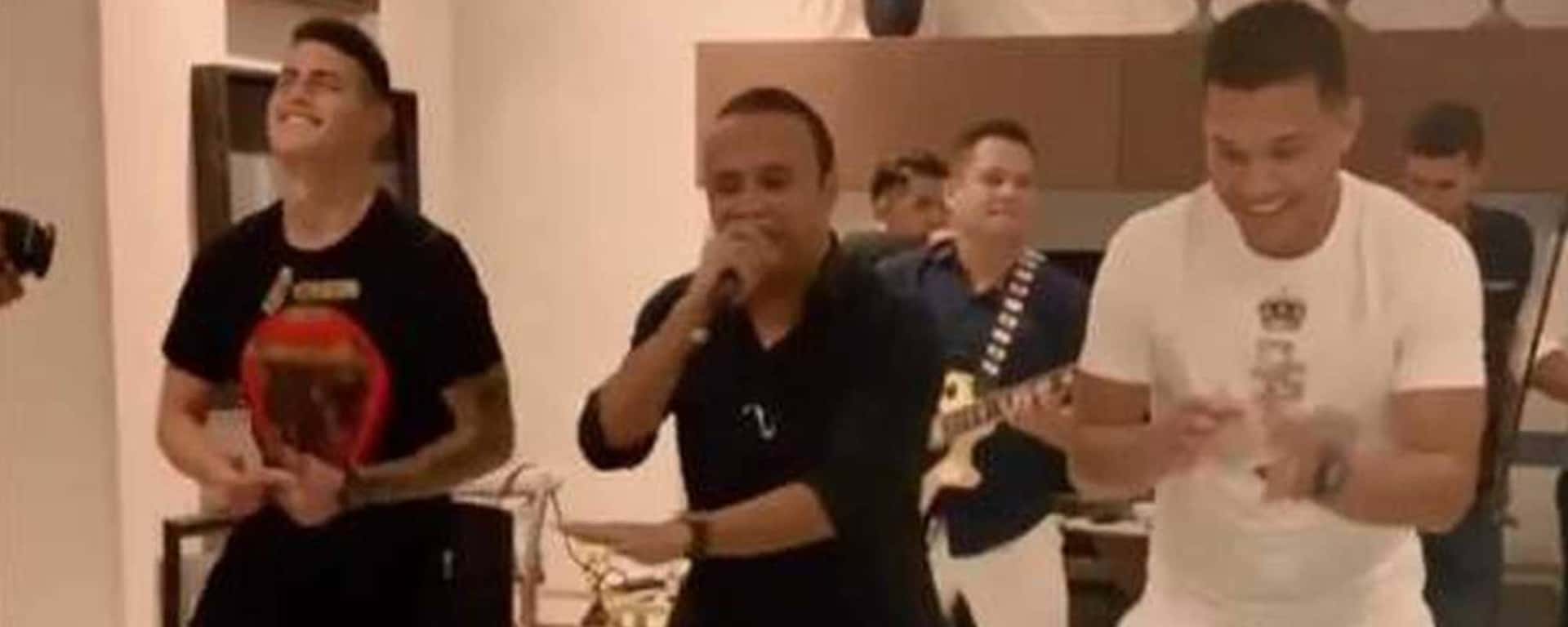 El exjugador de Selección Colombia fue captado en video mientras estaba en un bar.