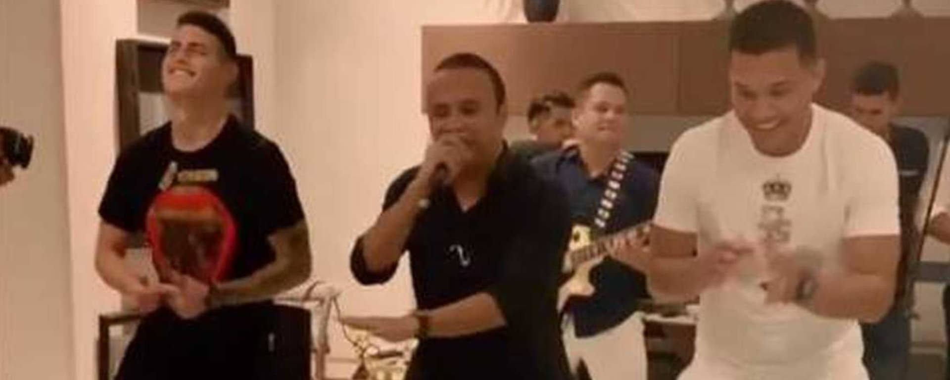 El exjugador de Selección Colombia fue captado en video mientras estaba en un bar.