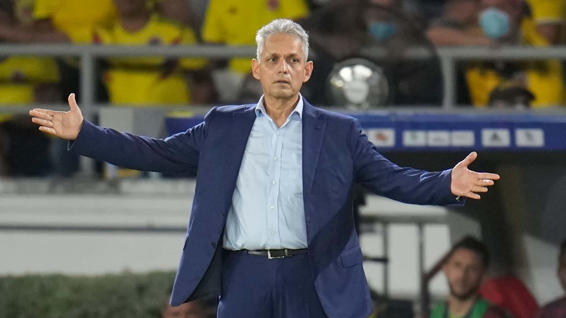 El extremo Colombiano Luis Sinistierra esperaba volver este fin de semana a las canchas, pero el cuerpo médico de Feyenoord piensa diferente.