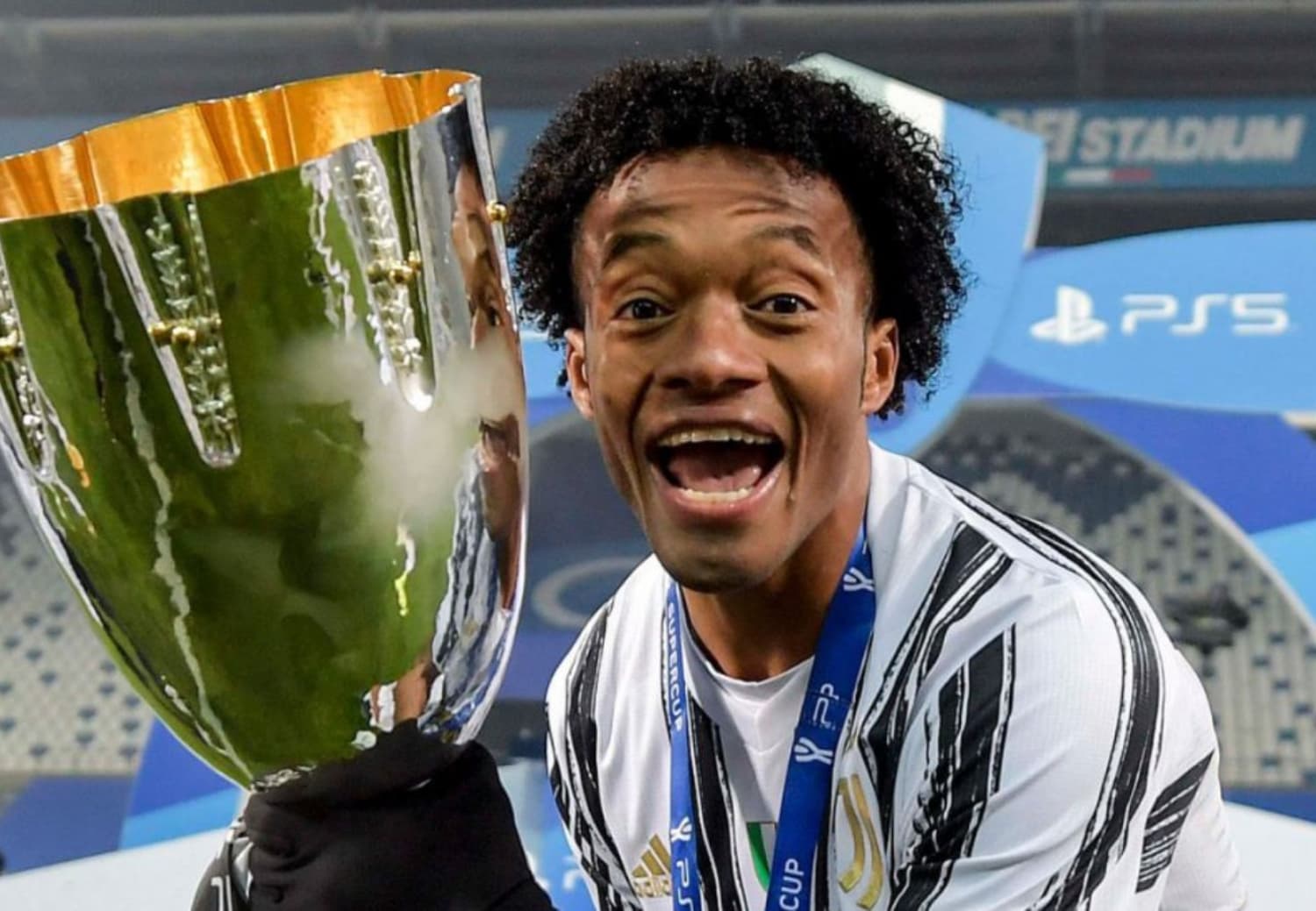 El futbolista colombiano a sabido invertir muy bien sus ganancias durante todos estos años en el viejo continente, algo que podría sustentar su reducción económica con estos negocios.