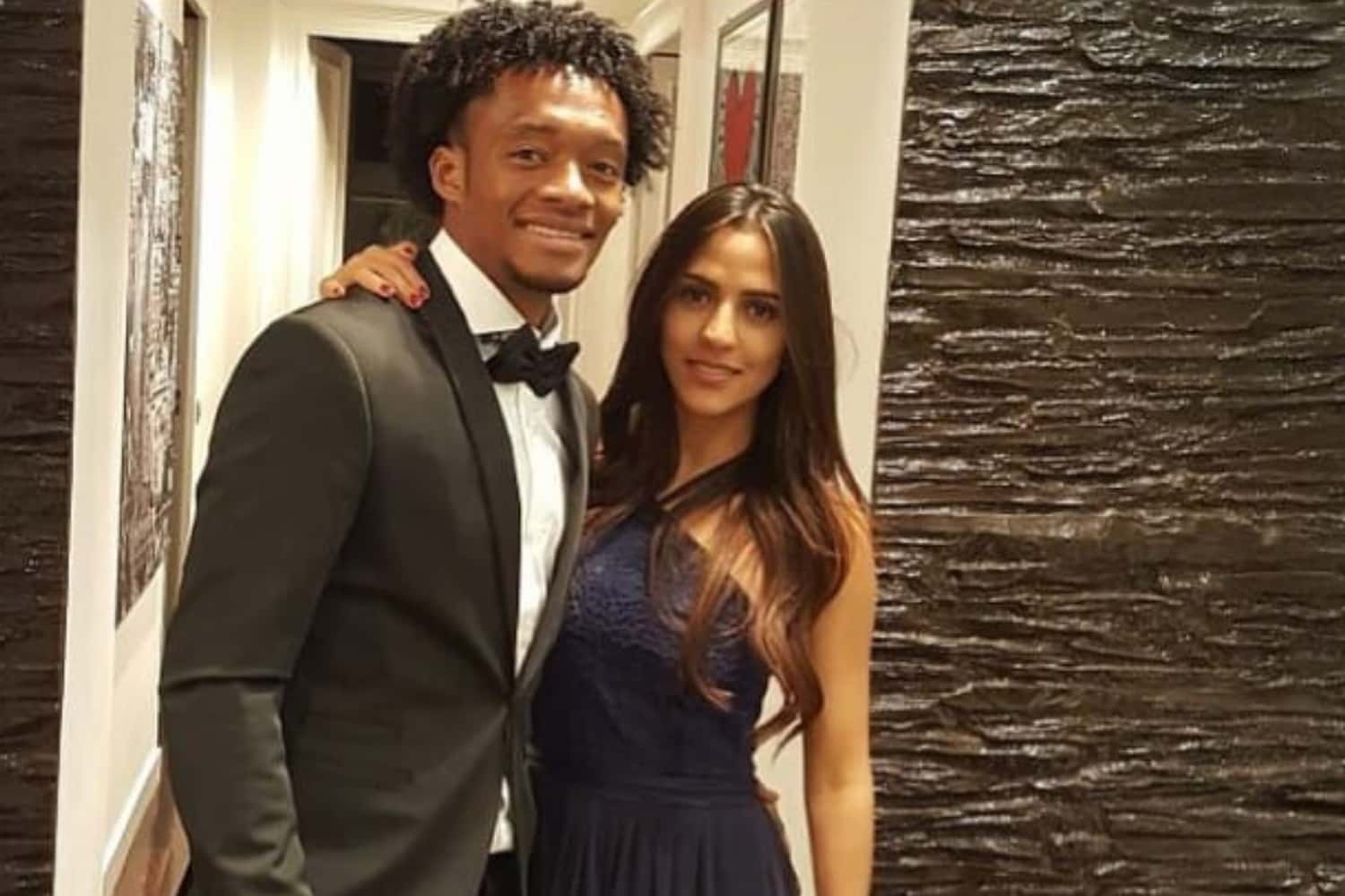 El jugador colombiano es uno de los referentes en la Juventus de Italia y comparte una vida de lujos junto a su esposa.