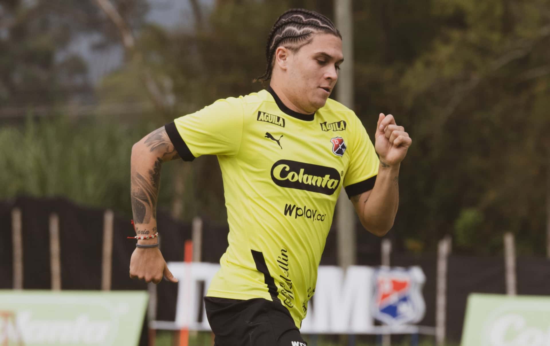 El jugador colombiano estaba en Medellín paseando con su lujoso Ferrari y pendiente de temas vinculados al entretenimiento; por ese motivo Rueda le llamó la atención y lo mandó a entrenar.