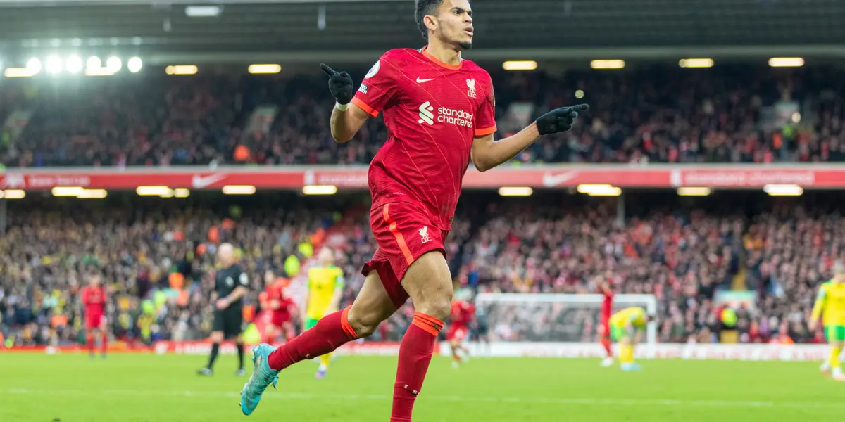 El jugador colombiano marcó su primer gol en el club inglés y en la celebración tuvo un gesto de humildad.