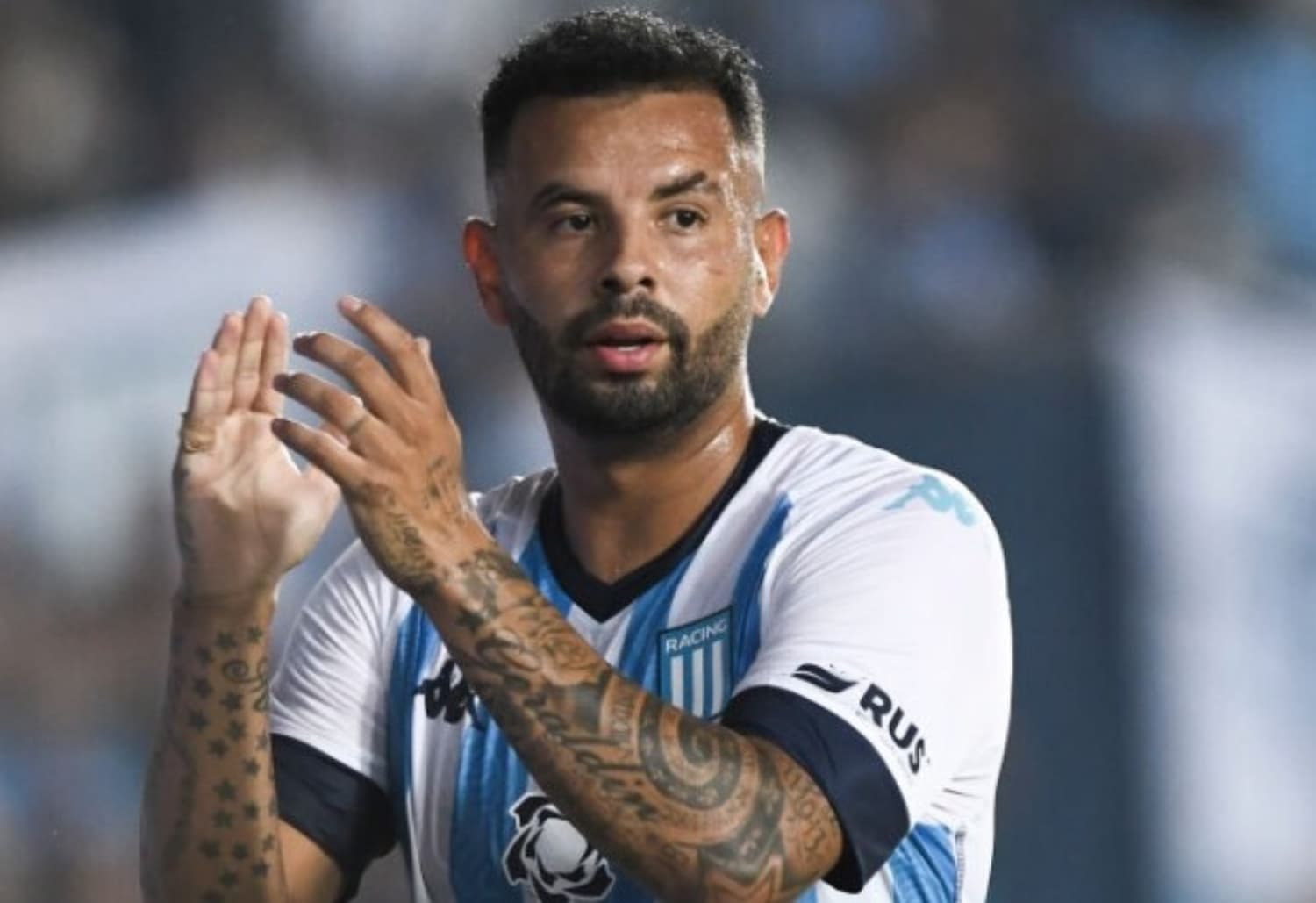 El jugador colombiano no termina de dar la talla en su nuevo club y fue fuertemente abucheado en Argentina.