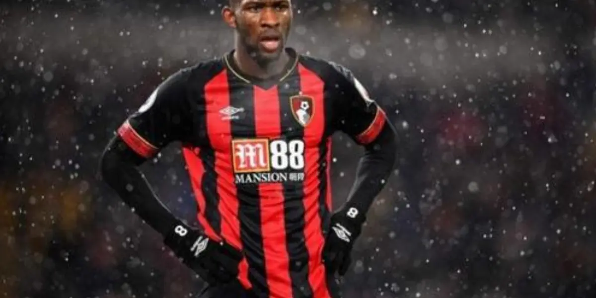 El jugador del Bournemouth estuvo presente con su equipo ante Nottingham Forest en la segunda de Inglaterra.