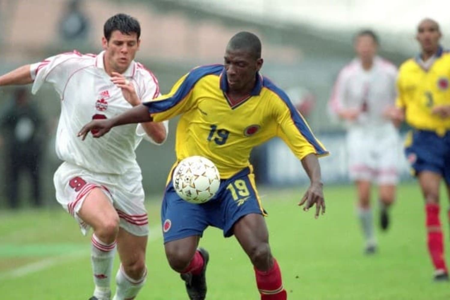 El jugador fue considerado como una promesa del fútbol colombiano, jugó en Boca Juniors, fue convocado a la Selección Colombia pero una lesión terminó con su carrera.