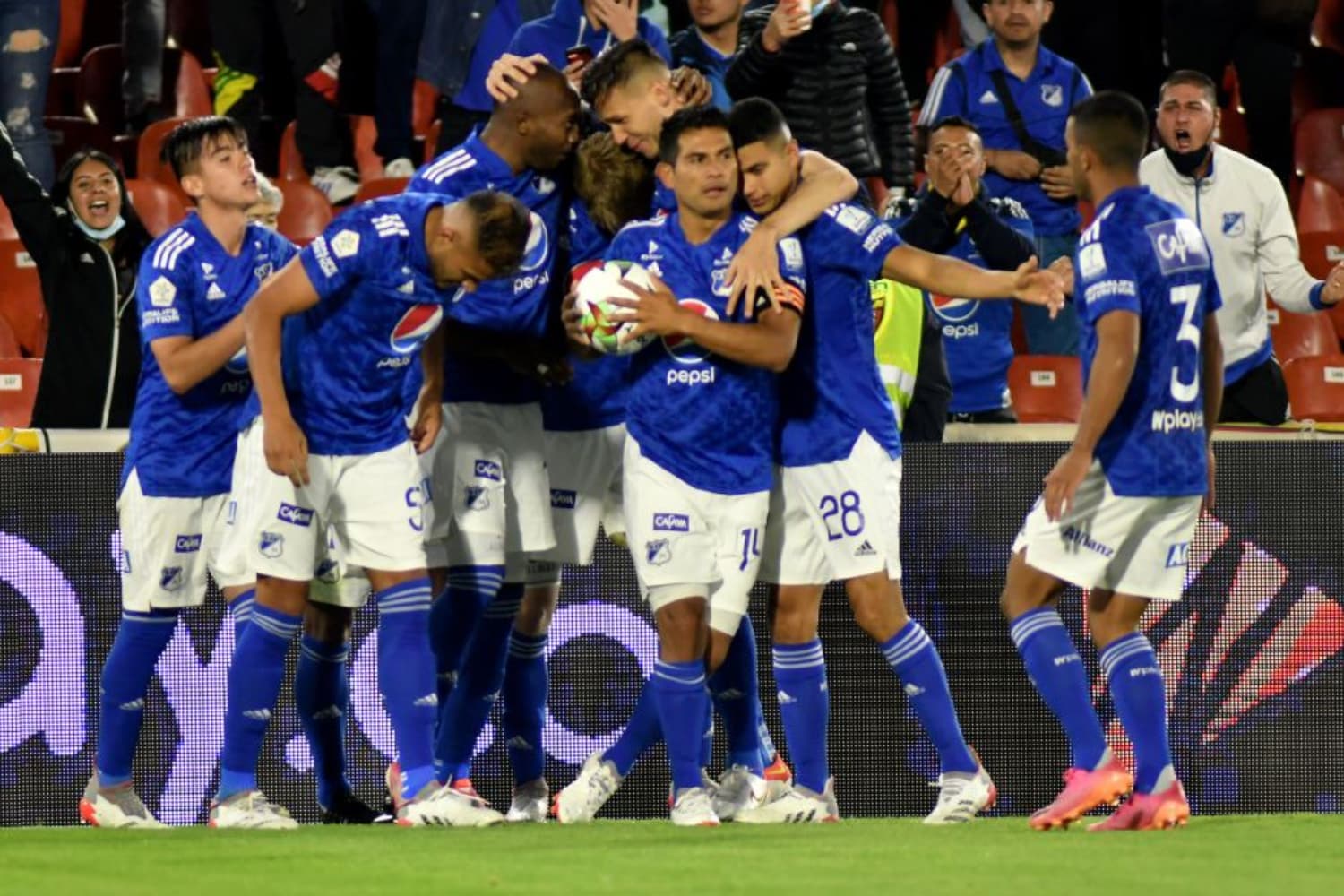El jugador venezolano fue el encargado de anotar el primer gol del partido pero la figura en la jugada fue un compañero del equipo.