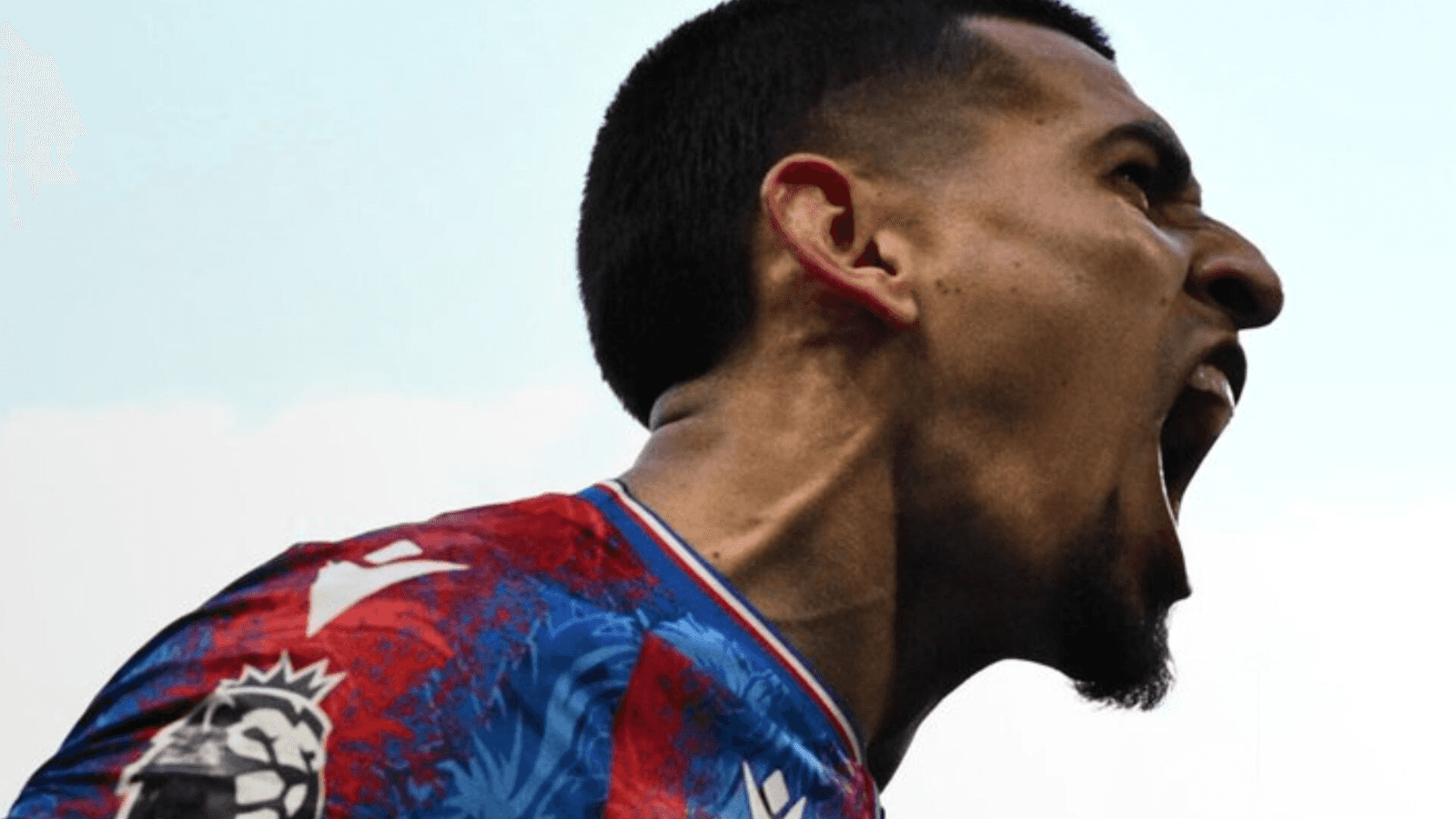 El lateral colombiano cambia de rumbo: su salida del Crystal Palace es oficial y ya hay pretendiente.