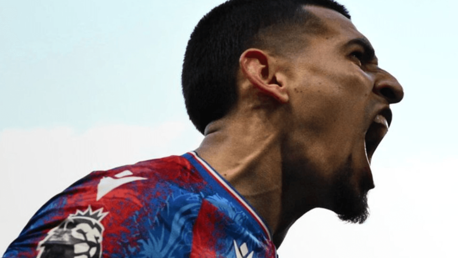 El lateral colombiano cambia de rumbo: su salida del Crystal Palace es oficial y ya hay pretendiente.