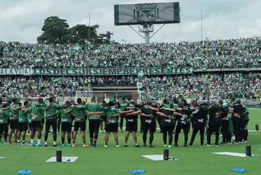El plantel realizó un entrenamiento a puertas abiertas, dónde se vieron carteles con mensajes de aliento al equipo verde.