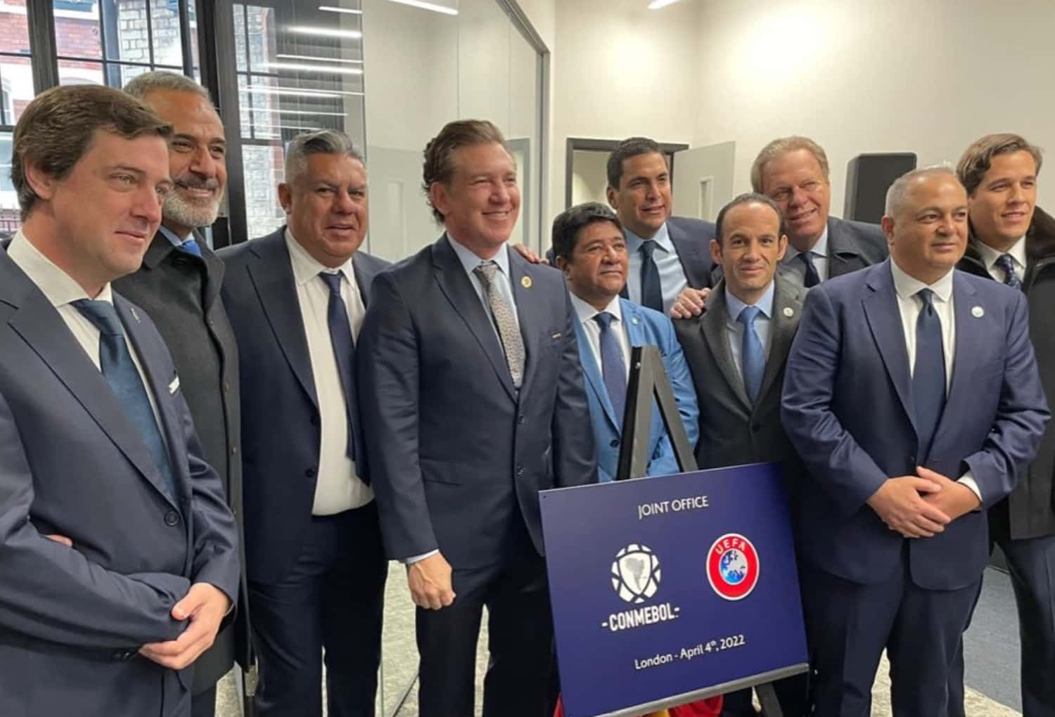 El presidente de la Federación Colombiana de Fútbol (FCF) sigue de gira por Europa, todo esto mientras la Selección Colombia aún no conoce quién será su nuevo entrenador.