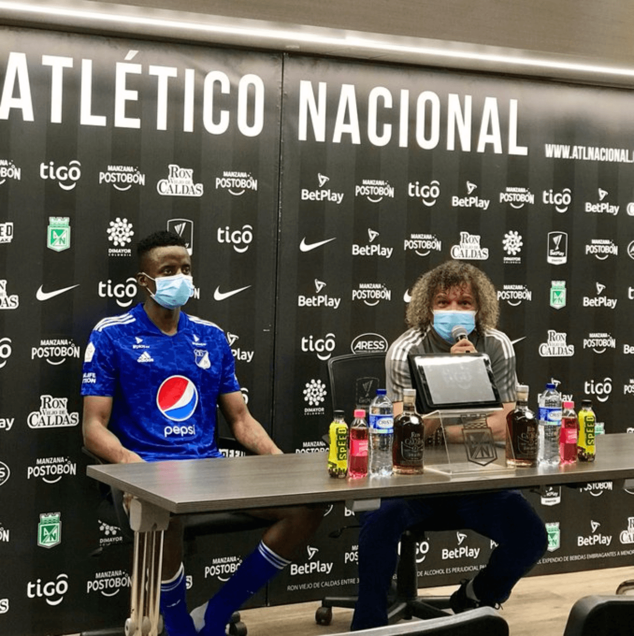 El 'Sonero' estuvo acompañado en la rueda de prensa junto al goleador Jader Valencia.