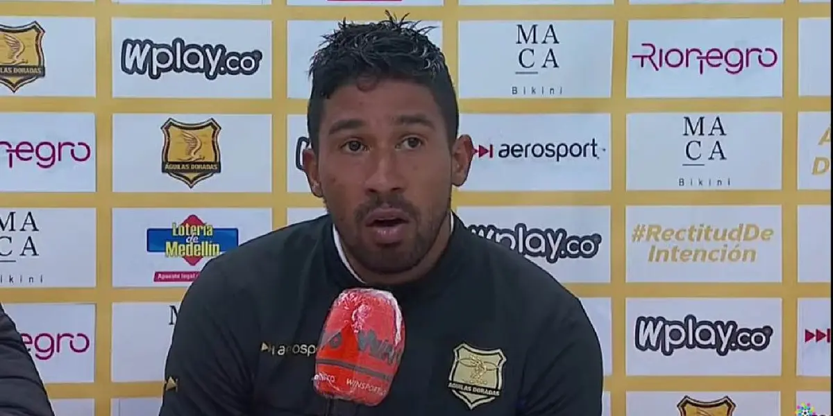 El talentoso jugador tuvo un duro cruce con el entrenador escarlata durante el partido.