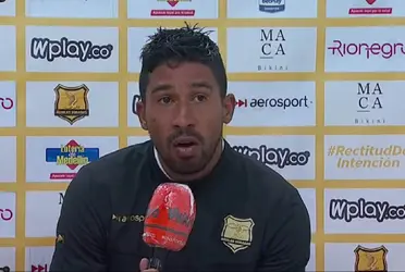 El talentoso jugador tuvo un duro cruce con el entrenador escarlata durante el partido.