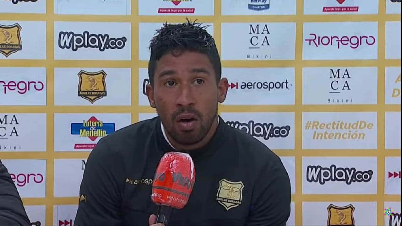 El talentoso jugador tuvo un duro cruce con el entrenador escarlata durante el partido.