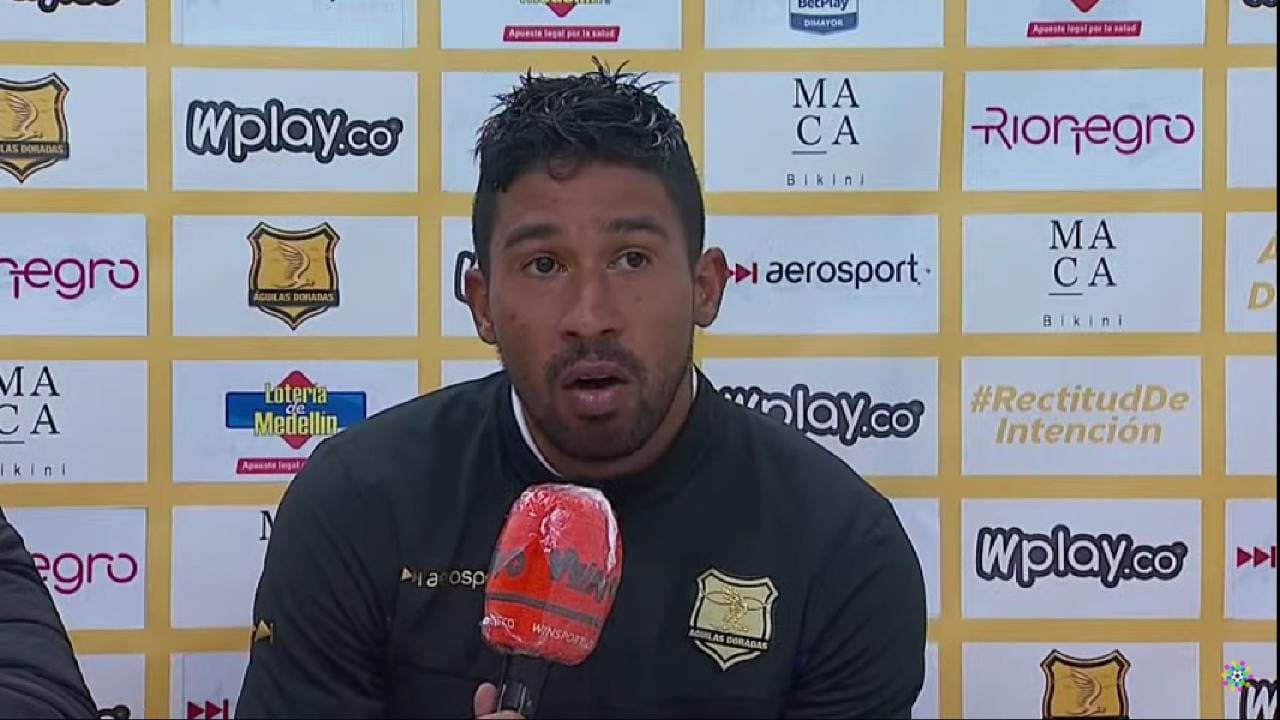 El talentoso jugador tuvo un duro cruce con el entrenador escarlata durante el partido.