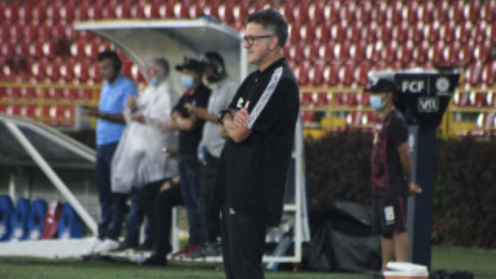 El técnico colombiano revela el dolor de su pasado y critica la falta de palabra. Foto: Instagram