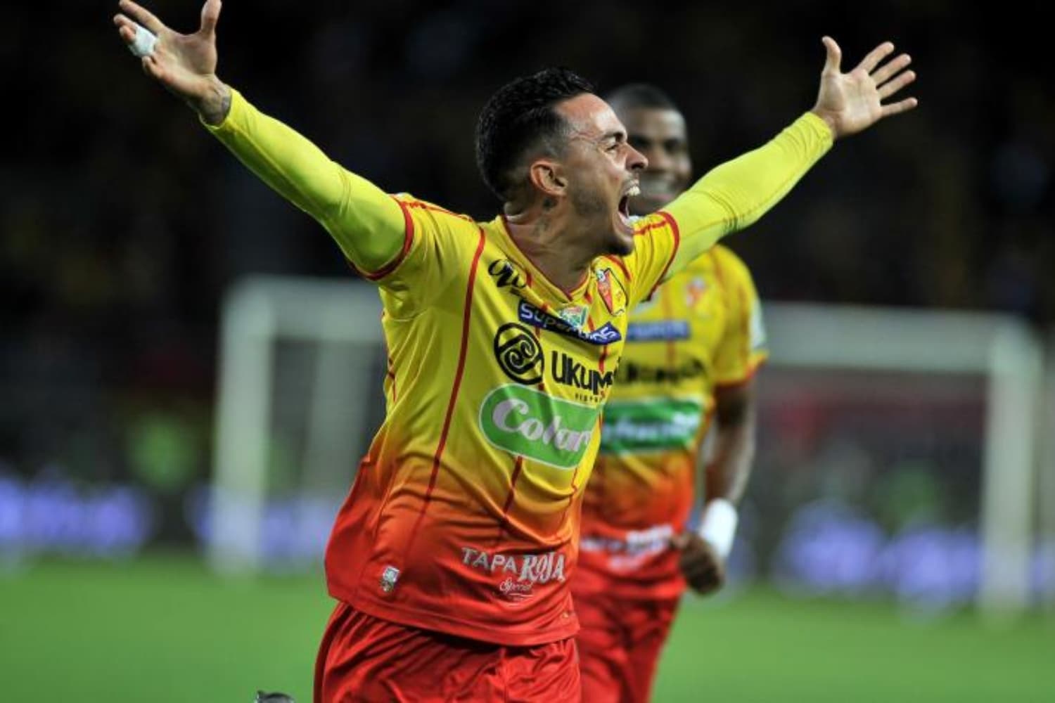 El volante pasó por el club embajador donde estuvo mucho tiempo lesionado y por este motivo no pudo tener oportunidad en el equipo.