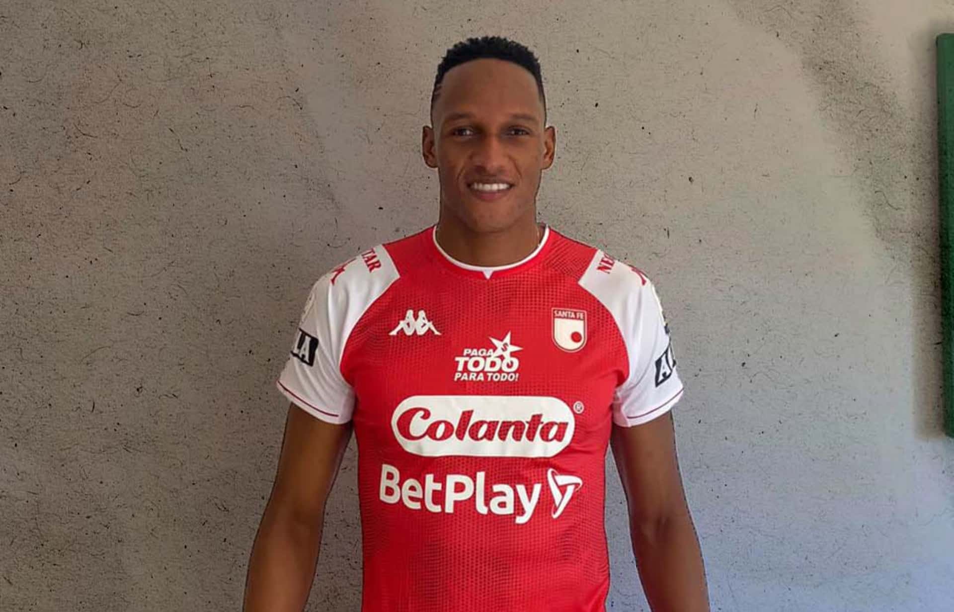 El zaguero colombiano recibió un detalle significativo del elenco “Cardenal” en la previa del partido de Colombia contra Ecuador.