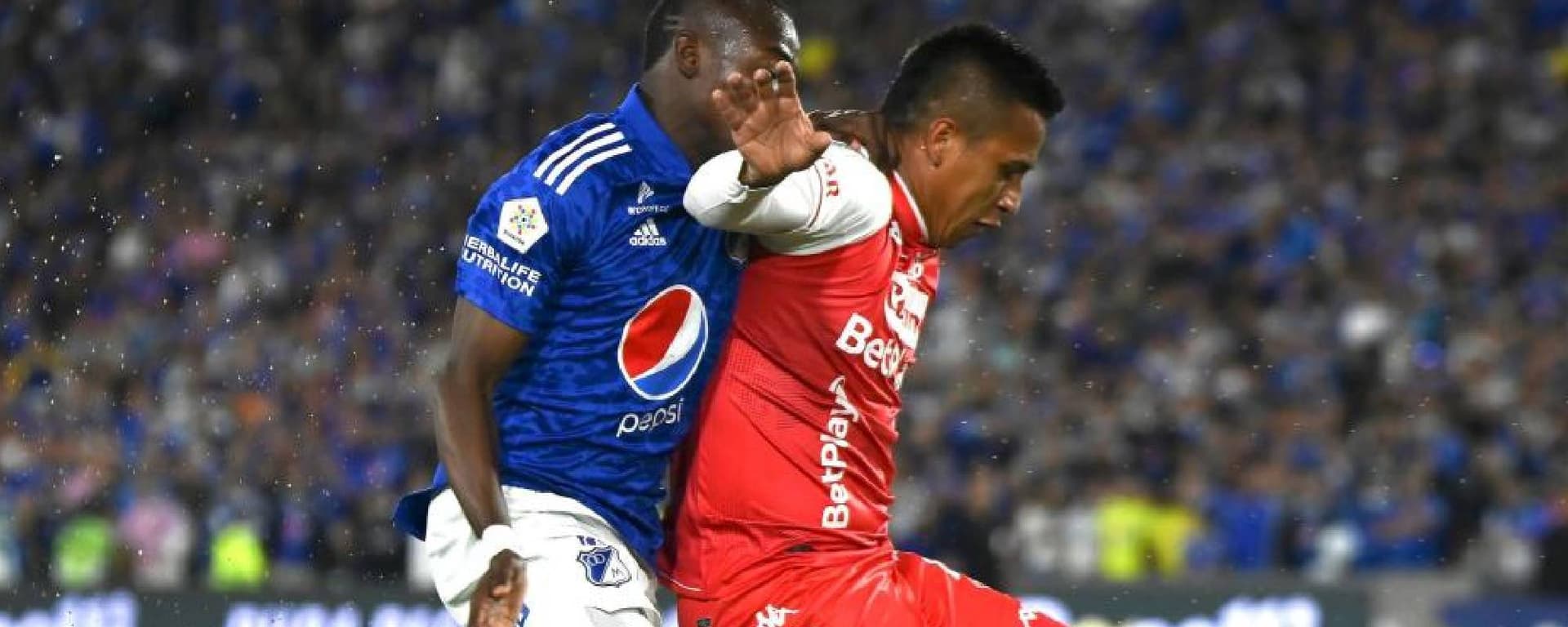 En un intenso partido el cuadro "Embajador" tomó el liderato de la liga.
