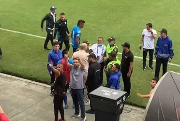 Es clásico joven tuvo más que fútbol, un directivo de Águilas protagonizo una acalorada discusión en medio tiempo.