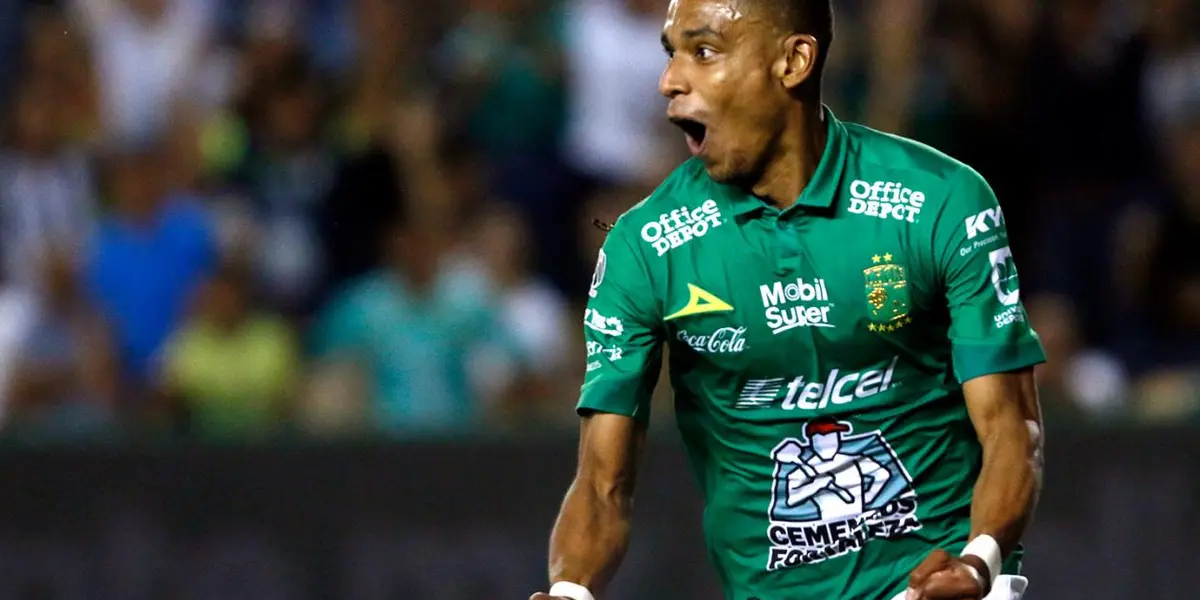 Este cantante no pudo evitar mostrar los colores del equipo que apoya de la Liga MX donde limita el colombiano.