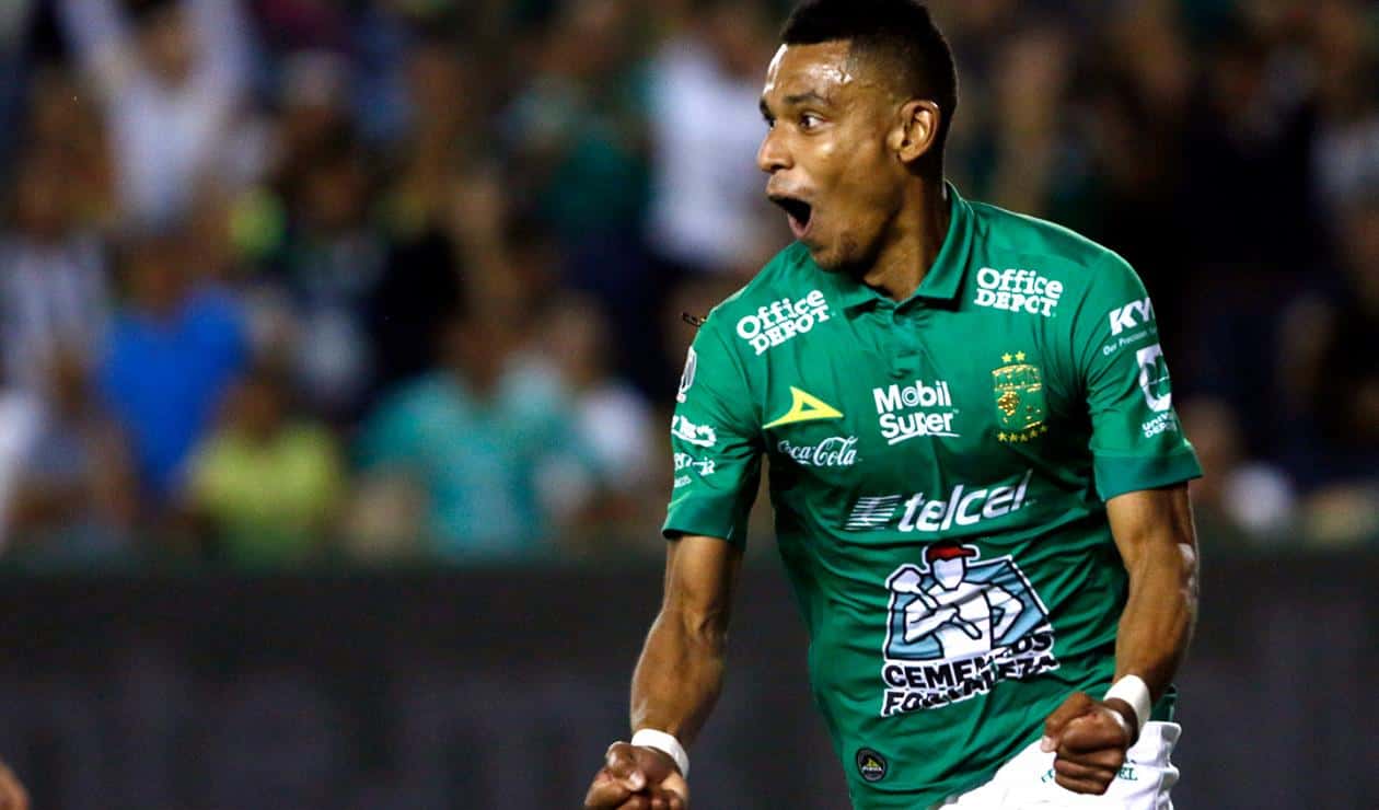 Este cantante no pudo evitar mostrar los colores del equipo que apoya de la Liga MX donde limita el colombiano.