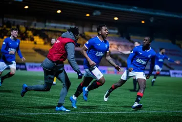 Este colombiano sigue marcando goles en su liga y a pesar que no es de gran nivel, las leyendas lo siguen endiosando.