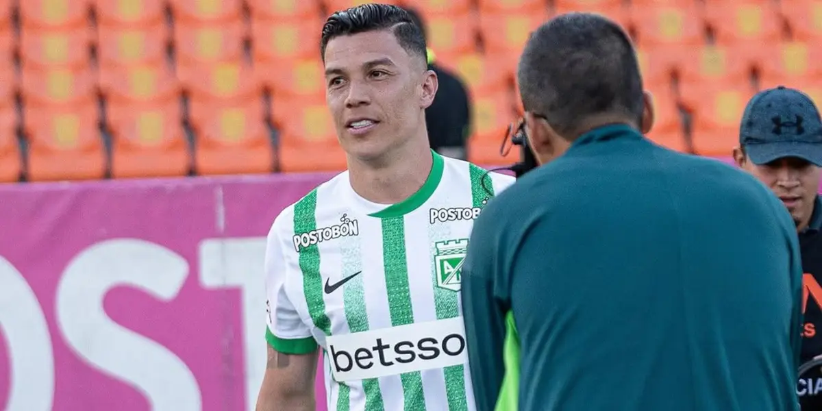 Gandolfi cuida a Uribe: el colombiano sale en el entretiempo. Foto: Instagram