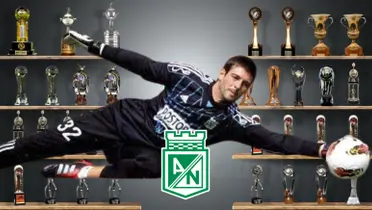 Gastón Pezzuti atajando para Atlético Nacional, de fondo los títulos que obtuvo el club verdolaga. FOTO: 'X'