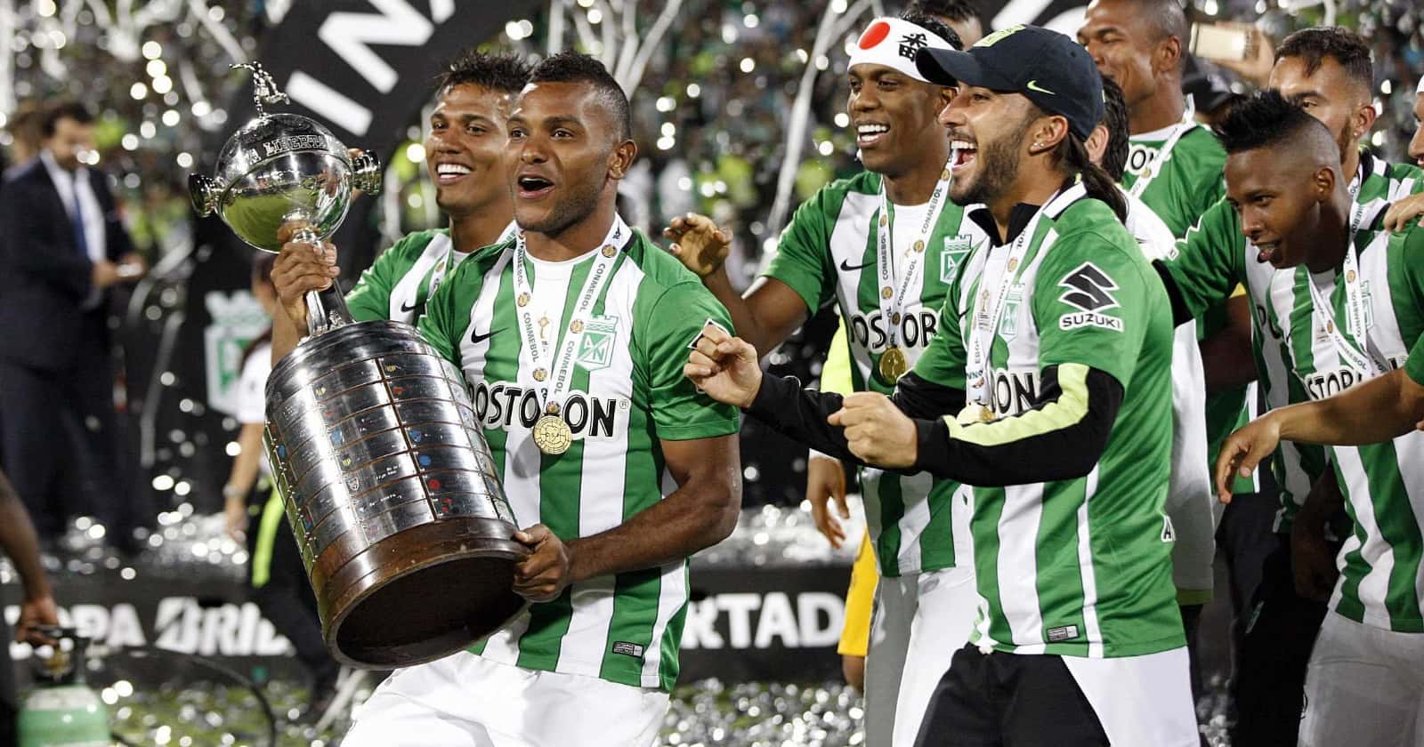 Gracias a Atlético Nacional ahora juega en un reconocido club, sin embargo es el equipo de sus amores y no se pierde un partido ¡Un verdadero hincha!