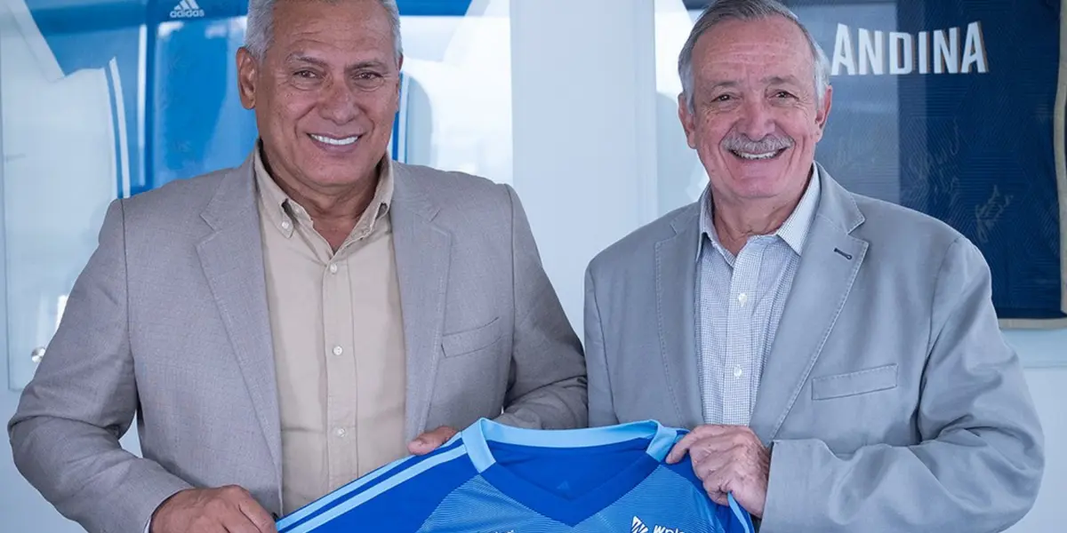 Hernán Torres ya posa con Enrique Camacho en las oficinas de Millonarios Foto: MFC