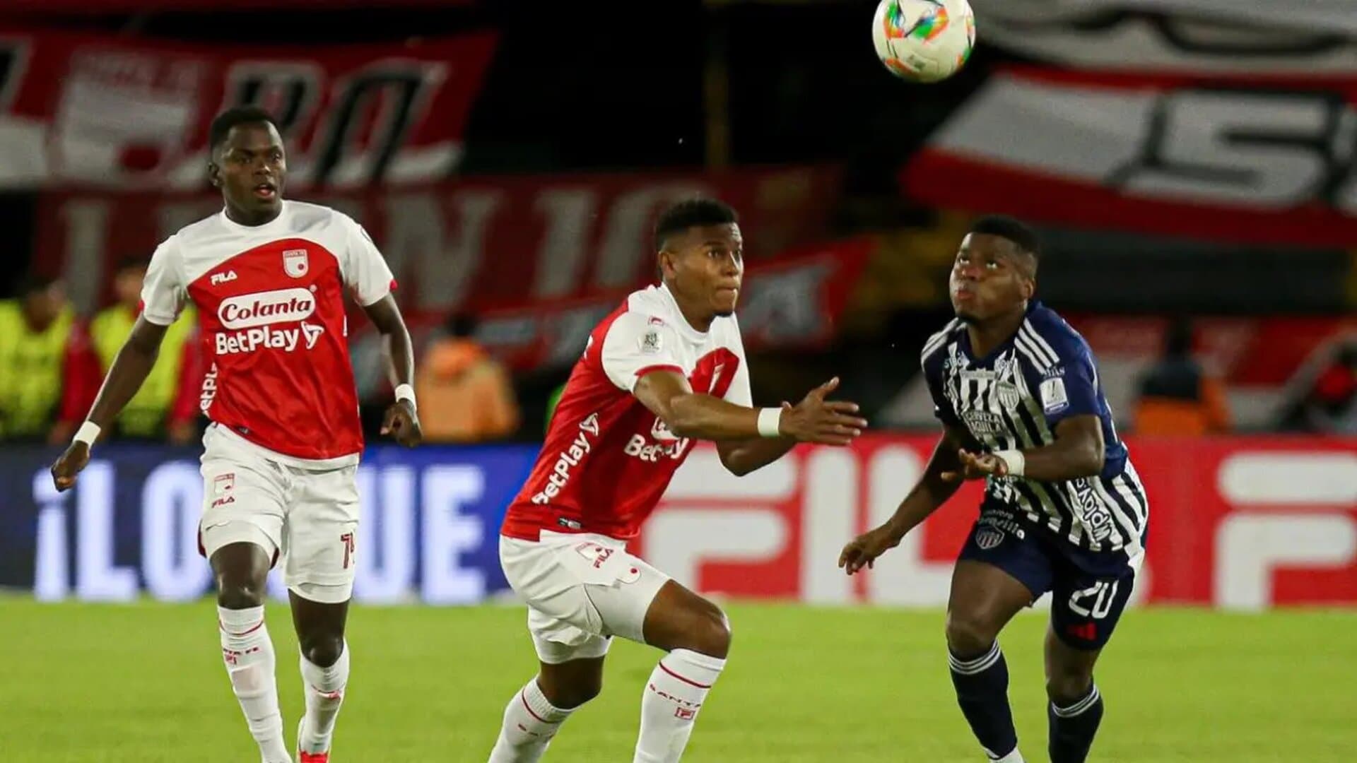 Independiente Santa Fe y Junior de Barranquilla jugando en El Campín por la Liga BetPlay Dimayor - Colprensa