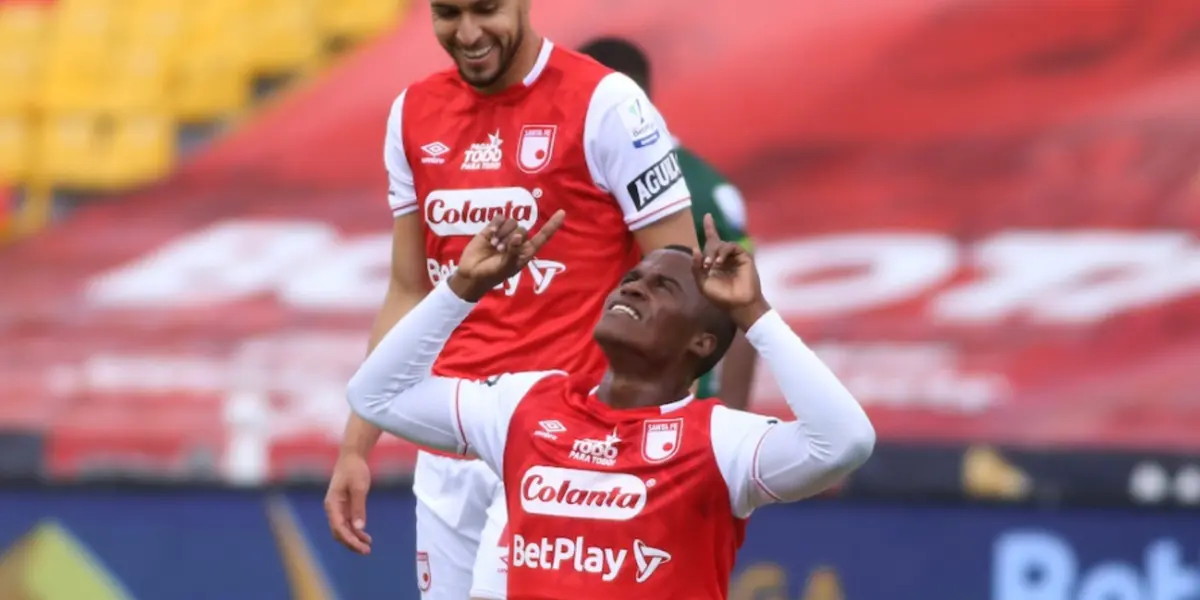 Jhon Arias actualmente juega como mediocentro ofensivo en el Independiente Santa Fe y su equipo está negociando su posible pase al Fluminense de Brasil. La cifra del pase según el portal Gol Caracol estaría cotizada en $600 mil euros. El cuadro “Cardenal” desea concretar la venta de Arias para poder obtener ese dinero que ayudaría mucho a las finanzas del club.