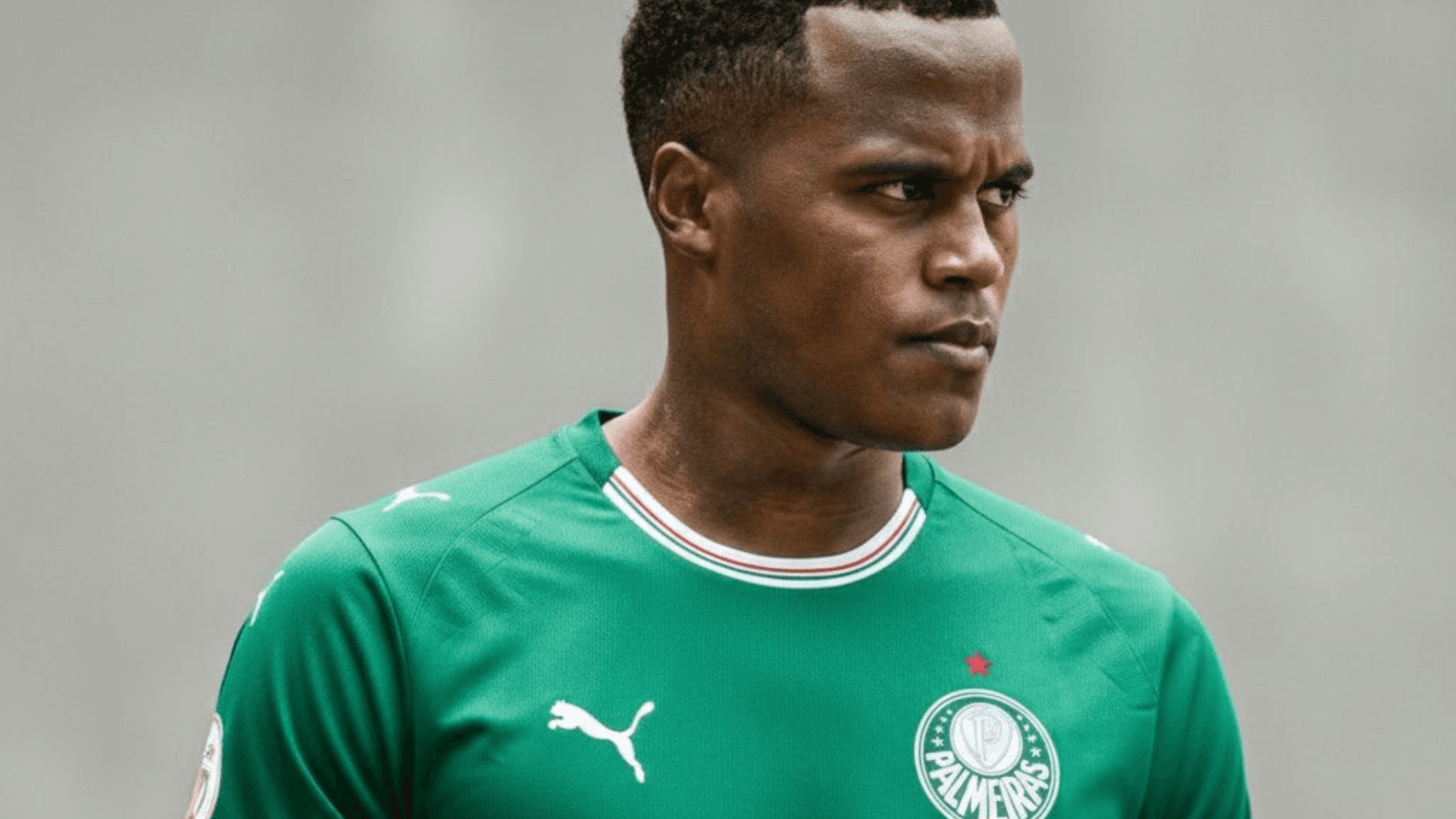 Jhon Arias cerca de Palmeiras