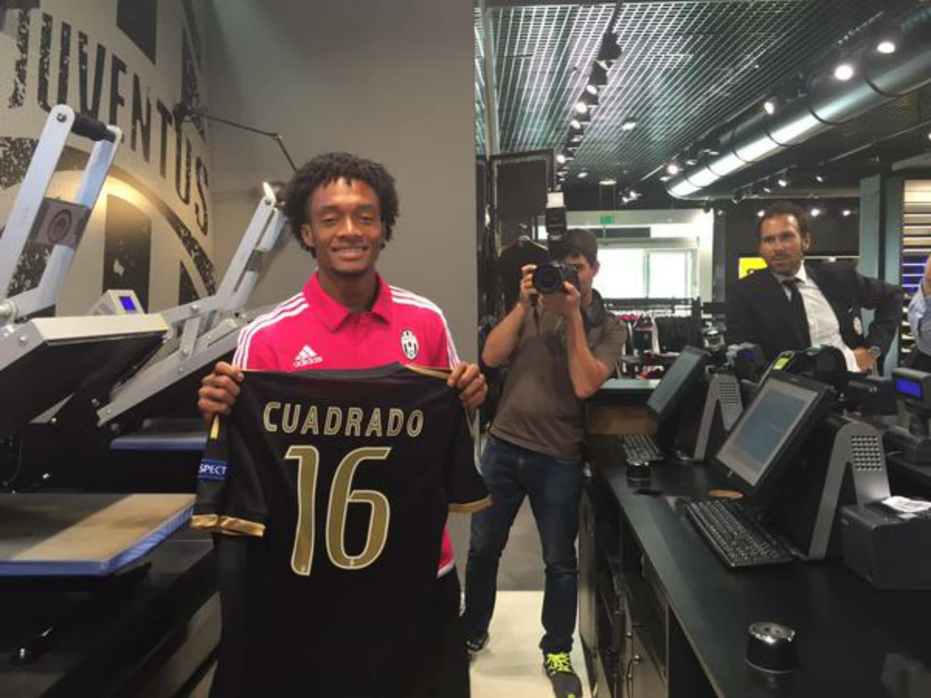 Juan Guillermo Cuadrado usaba la dorsal 16 en honor a un tema familiar vinculado a su hermana y ahora usa la dorsal 11 porque le representa una cábala dentro del terreno de juego.