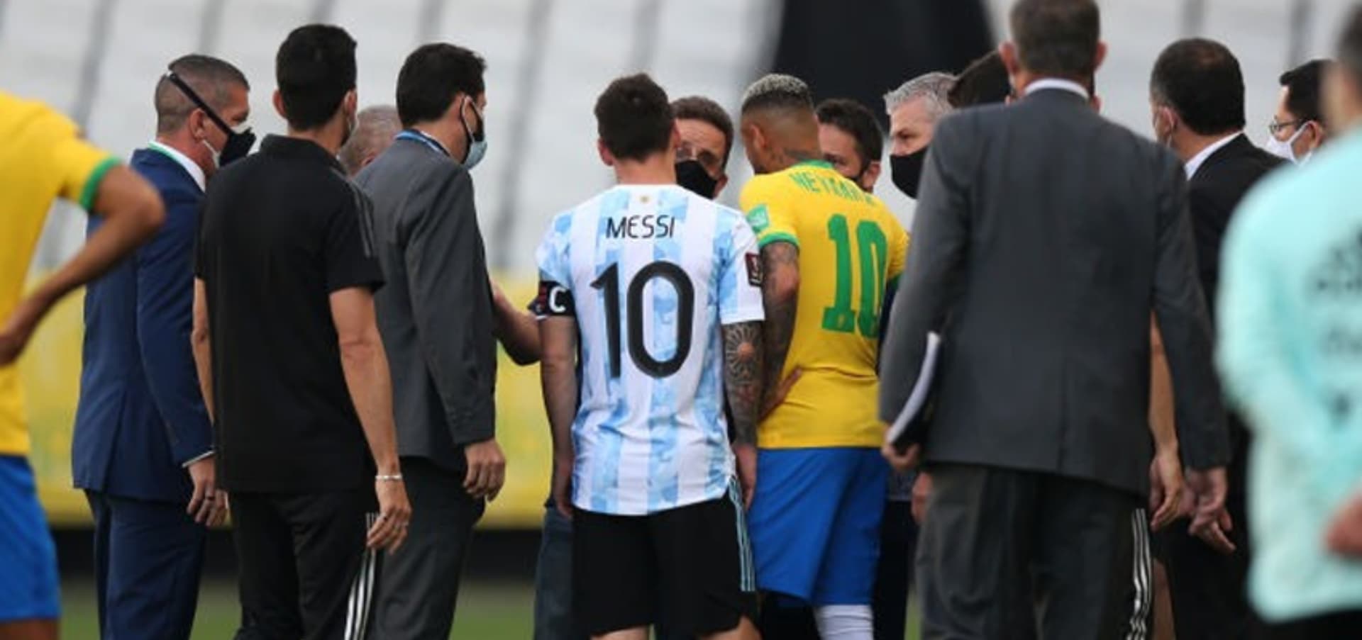 La Agencia Nacional de Vigilancia Sanitaria de Brasil y la Policía Federal de Brasil, al interrumpir el partido entre Brasil y Argentina, aparte de ser los culpables de suspender el partido, serán los responsables de pérdidas multimillonarias a causa de la transmisiones televisivas y otras inversiones de patrocinadores que se hicieron en ese partido.