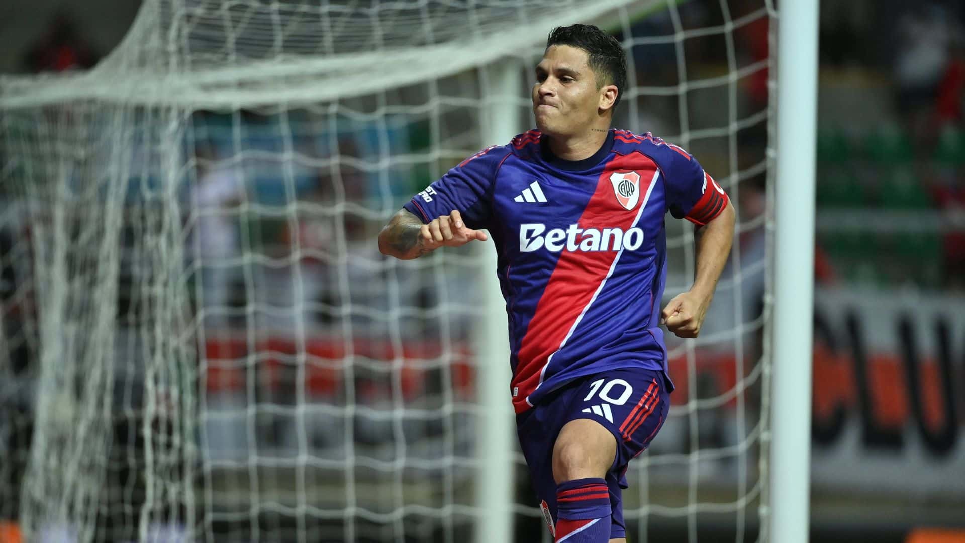 La bonita reacción de Juan Fernando Quintero con un pequeño aficionado